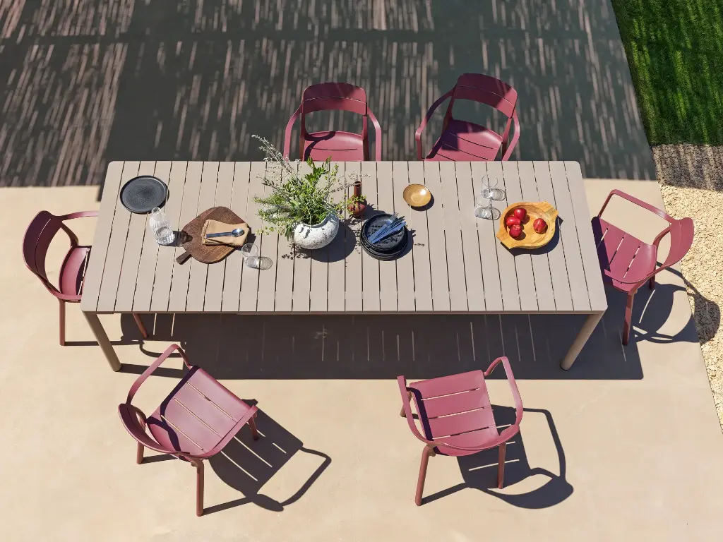 [NARDI-TEVERE CASSIA] Ensemble Nardi - Table extensible Tevere taupe et 6 chaises Cassia borgogna